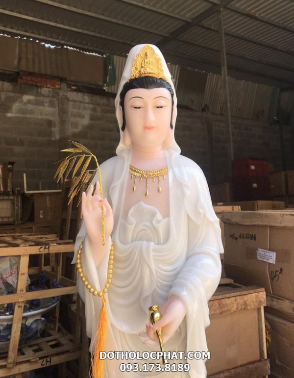 tuong-phat-ba-quan-am-dung-mau-trang-tai-hcm