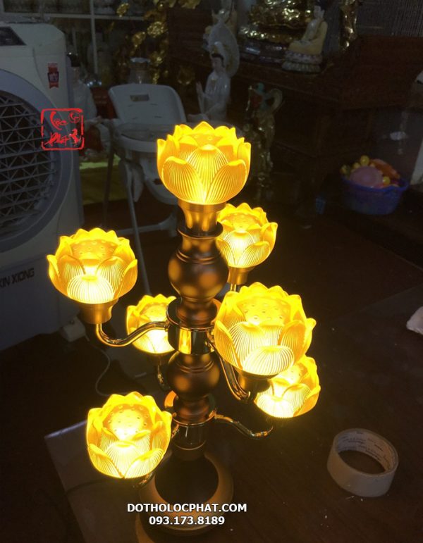 mẫu đèn bàn thờ phật đẹp bằng lưu ly