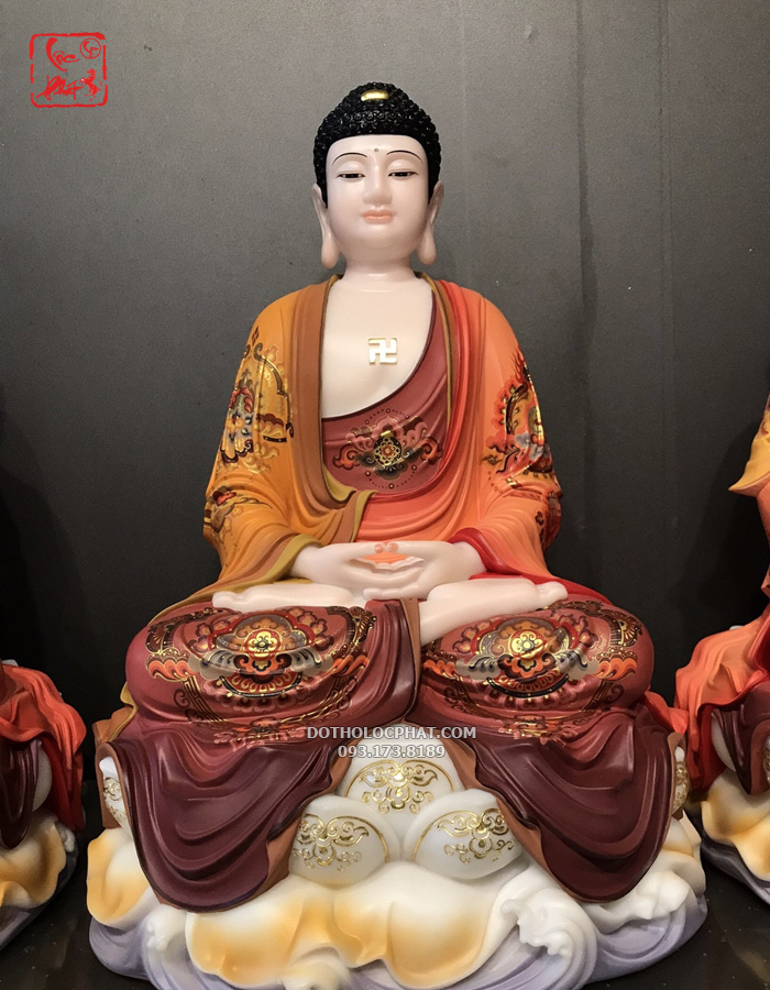 Đức Phật A Di Đà tay bắt ấn Thiền Định, trước ngực có chữ vạn, tướng diện tượng đẹp, cân đối hài hoà, toát lên thần thái từ bi hỷ xả