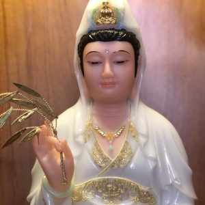 tượng quan âm đẹp bằng đá trắng viền vàng