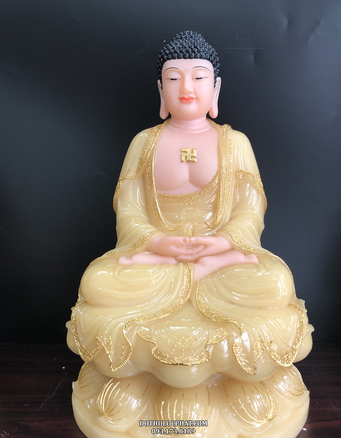 Tôn tượng A Di Đà Phật có phần y vấn được viền vàng, đường nét chạm khắc tỉ mỉ ấn tượng, thể hiện được tướng hảo của Ngài, giúp người lễ bái tâm sinh hoan hỷ 