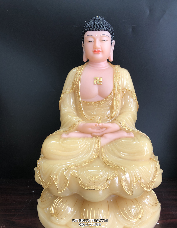 Tôn tượng A Di Đà Phật có phần y vấn được viền vàng, đường nét chạm khắc tỉ mỉ ấn tượng, thể hiện được tướng hảo của Ngài, giúp người lễ bái tâm sinh hoan hỷ