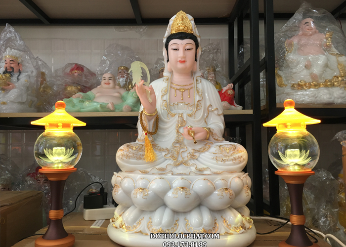Tượng được viền vàng tỉ mỉ, các đường nét chạm khắc và đường viền làm nổi bật sự sang trọng, tinh xảo của tôn tượng