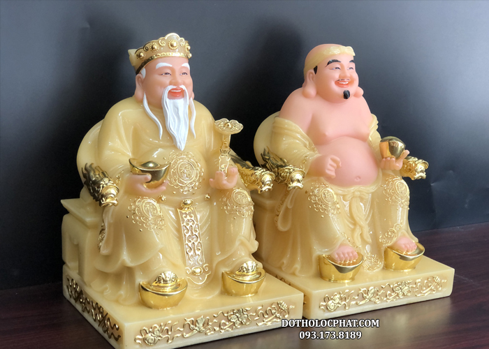 Phần đế vuông của tượng mang đến sự vững chắc kết hợp với những đường viền vàng mềm mại tinh tế tạo nên sự hài hoà về tổng thể cho bộ tượng