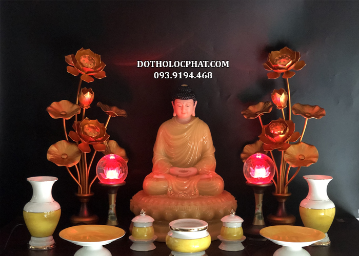 Tượng Phật Thích Ca được đặt trang trọng cùng đôi đèn thờ, lư hương, đĩa đựng trái cây, bình hoa… 