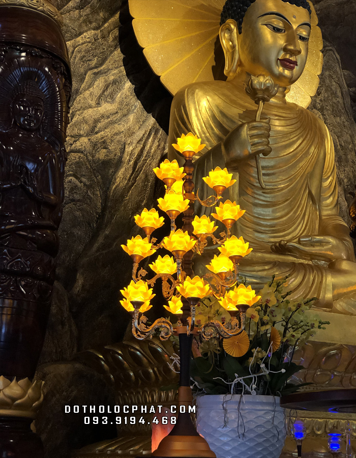 Đèn thờ bông nở được Lộc Phát ráp tại điện chính chùa