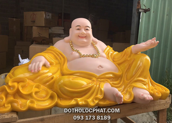 Tượng Phật Di Lặc bằng đá hổ phách, cổ đeo tràng hạt vàng đẹp