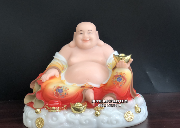 Tượng Phật Di Lặc vẽ gấm ngự mây với y áo được vẽ màu tinh tế, đẹp mắt