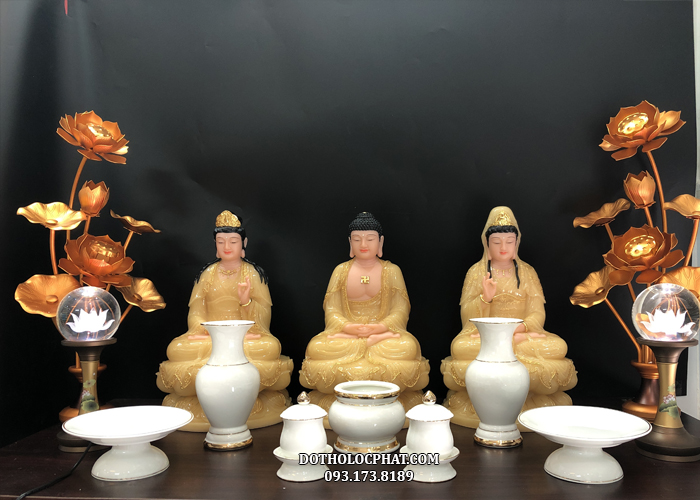 Các vật phẩm thờ cần thiết trên bàn thờ Phật gồm bát hương, bình hoa, mâm bồng, chóe, kỷ nước...