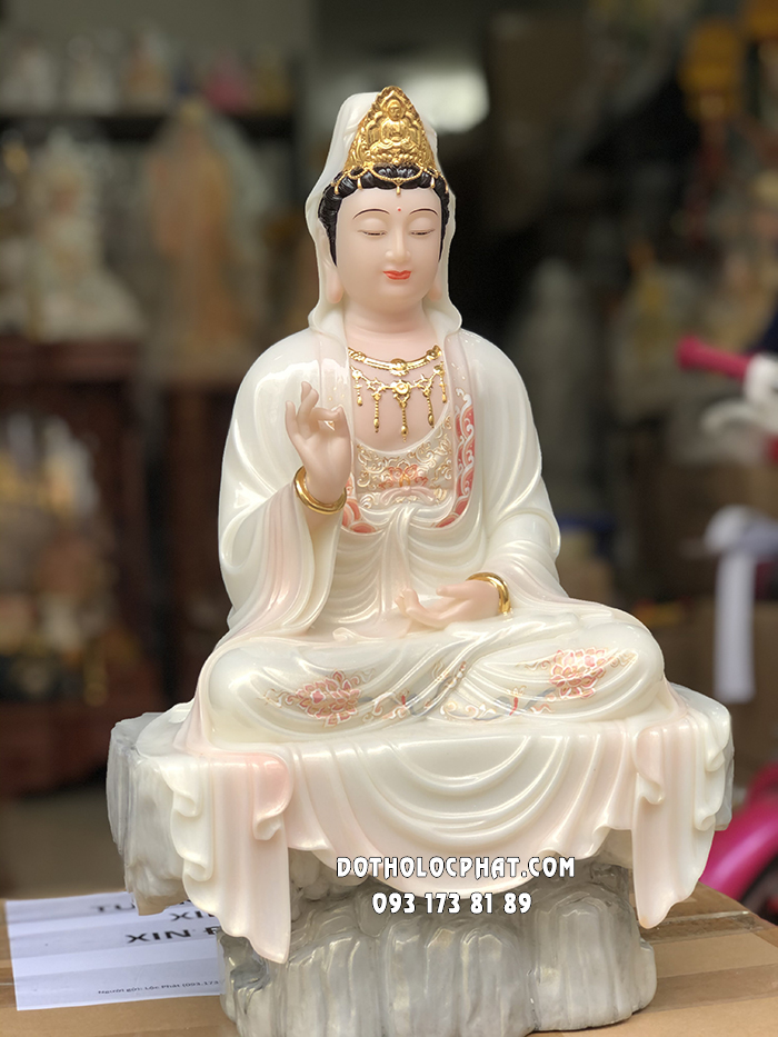 Tượng Phật Quan Âm Trắng Hồng Ngồi Tự Tại Trên Bệ Đá QABT-070