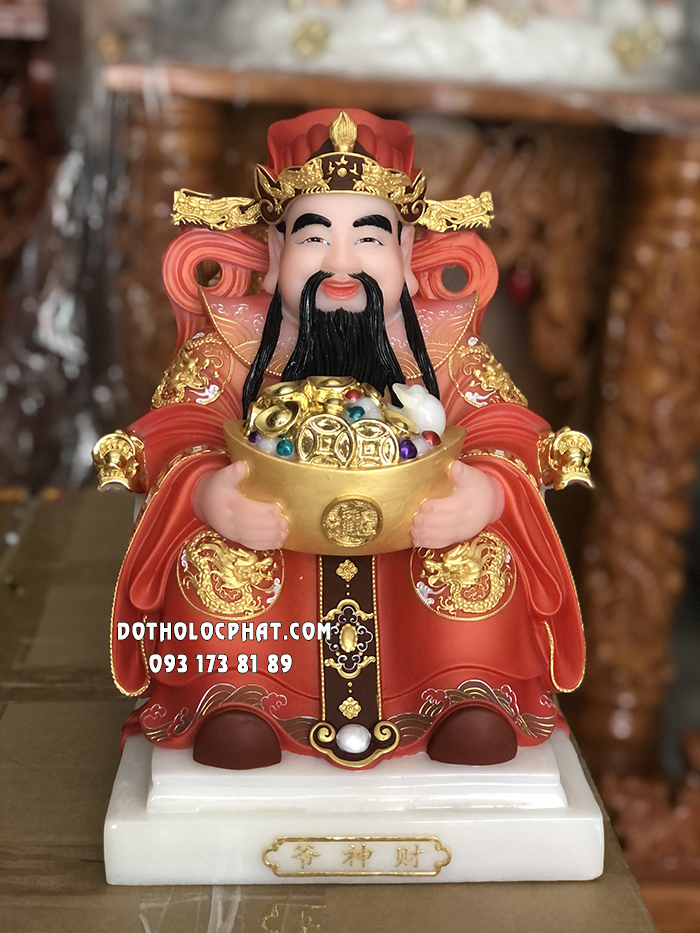 Tượng Thần Tiền Áo Gấm Đỏ Ôm Thỏi Vàng TT-031
