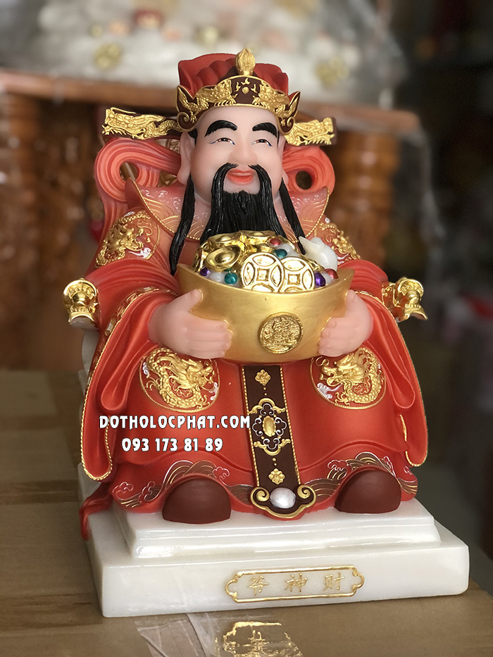 Tượng Thần Tiền Áo Gấm Đỏ Ôm Thỏi Vàng TT-031