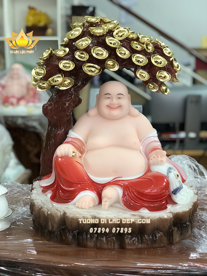 Tượng Phật Di Lặc đỏ ngồi cây tiền ngụ ý mong cầu giàu sang phú quý, tài lộc sung túc, đủ đầy
