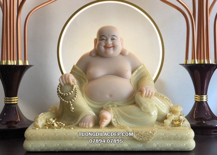 Tượng Phật Di Lặc đế vuông tay cầm tràng hạt vàng