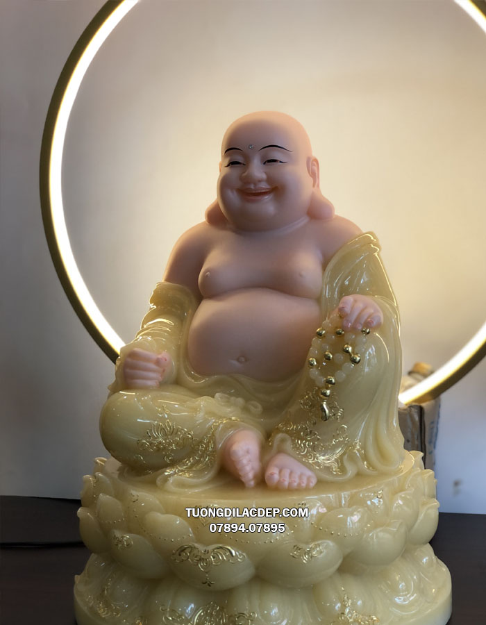 Phật Di Lặc được thể hiện trong tư thế ngồi cầm tràng hạt, đế tượng tạo hình hoa sen đẹp mắt