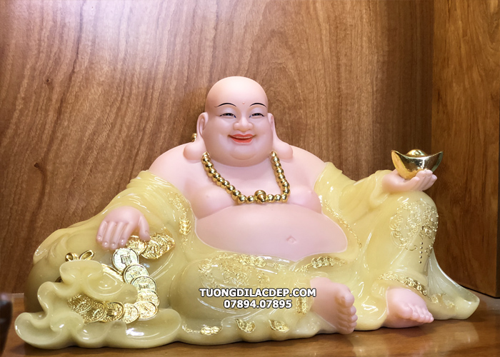 Phật Di Lặc được thể hiện trong tư thế ngồi nằm, lưng tựa bao tiền, cổ đeo tràng hạt