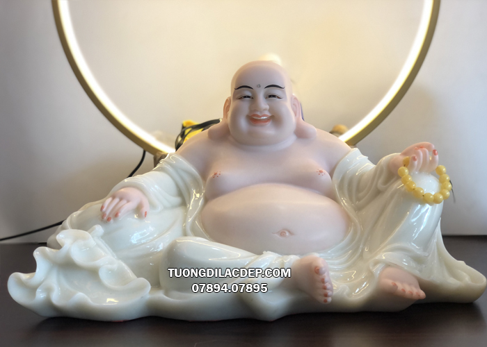 Tượng Phật Di Lặc tay cầm tràng hạt đá trắng