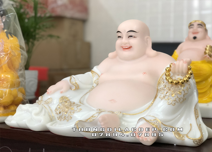 Tượng Phật Di Lặc ngồi nằm bằng bột đá trắng y áo viền vàng