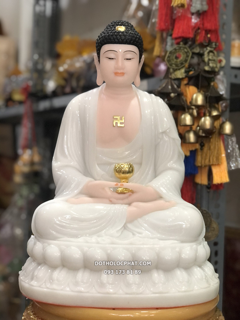 Phật A Di Đà thân tướng trang nghiêm, thanh tịnh, đầu có nhục kế, trước ngực có chữ Vạn