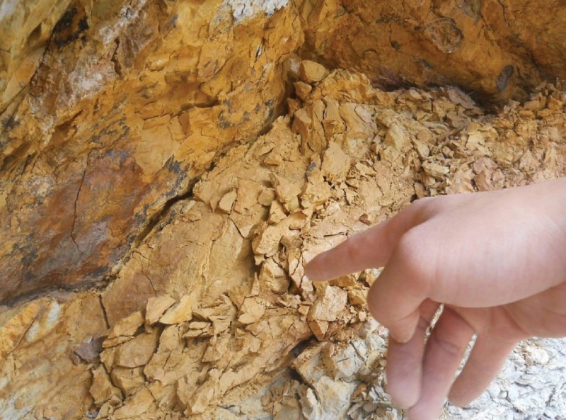 Gốm Tử Sa là loại gốm được làm từ một loại đất sét đặc biệt có tên gọi là đất Tử Sa