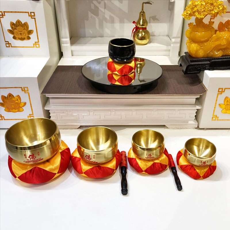 Chuông đồng vàng in chữ Phật đỏ có đế đệm kê chuông