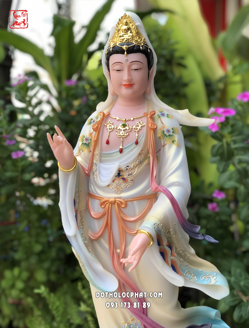 Tượng Quan Âm Bồ Tát đứng vẽ gấm đế non nước