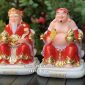 Tượng Thần Tài Thổ Địa áo đỏ viền vàng ngồi ghế tay rồng ôm hũ vàng