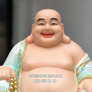 Tượng Phật Di Lặc ngồi bệ đá áo xanh viền vàng tràng hạt