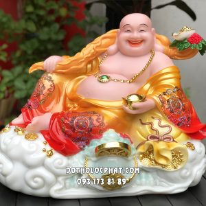 Tượng Phật Di Lặc áo gấm đỏ gậy như ý