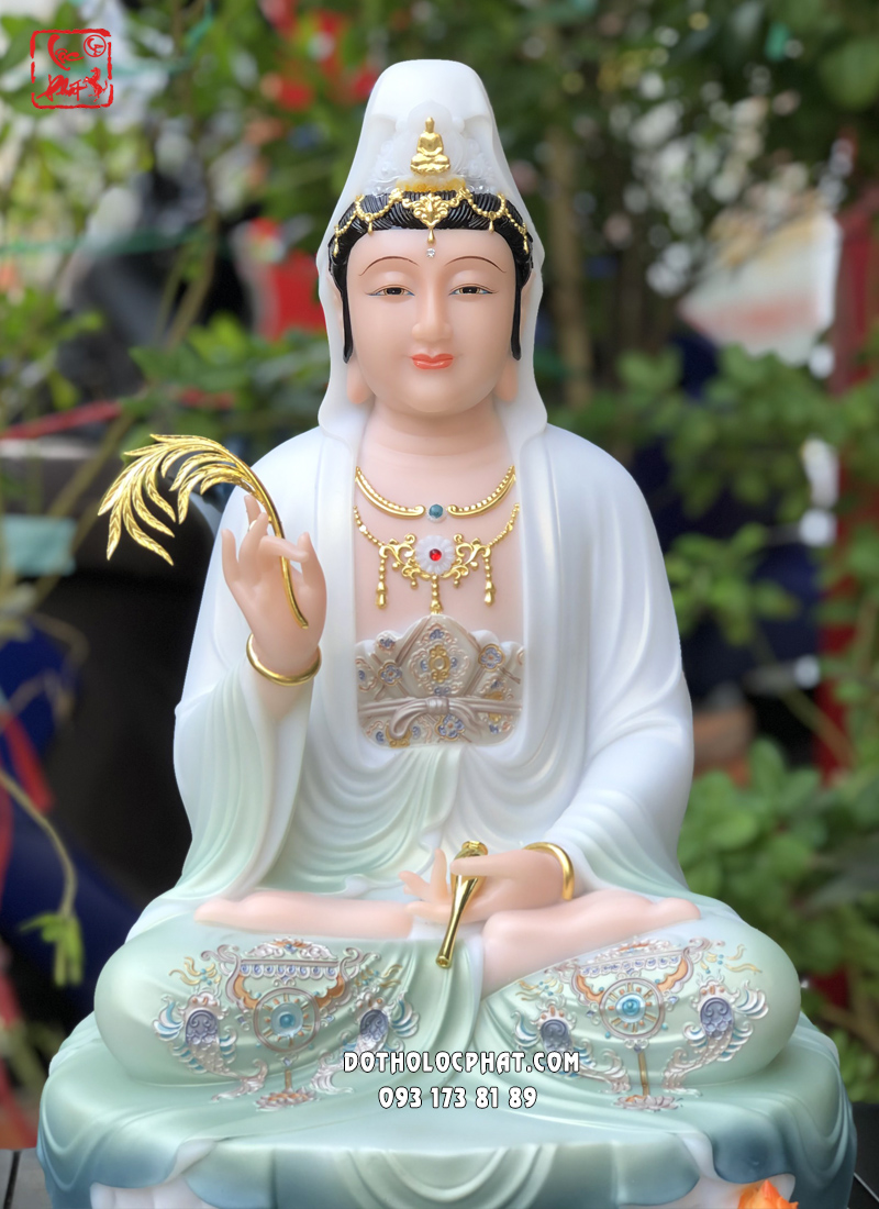 Tượng Quan Âm Bồ Tát áo gấm xanh đế non nước