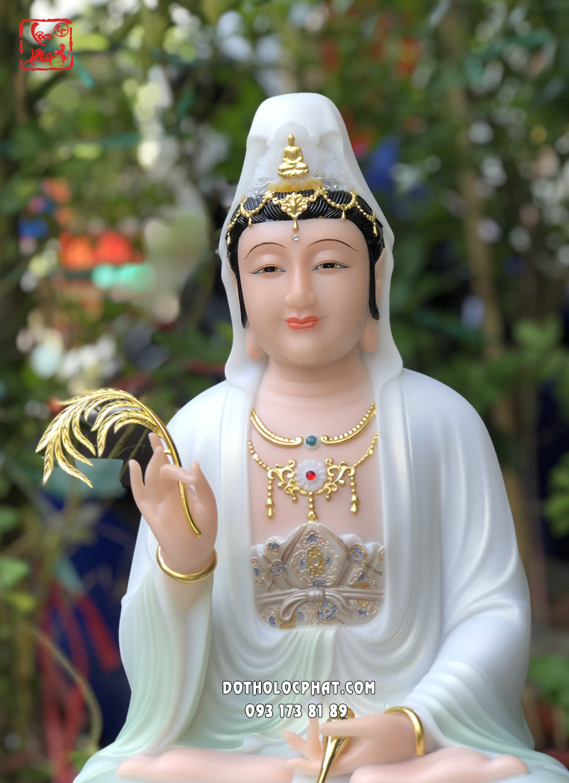Tượng Quan Âm Bồ Tát áo gấm xanh đế non nước