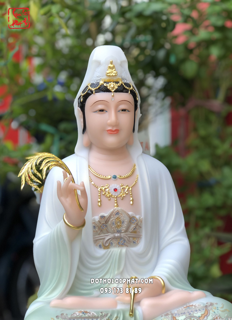 Tượng Quan Âm Bồ Tát áo gấm xanh đế non nước