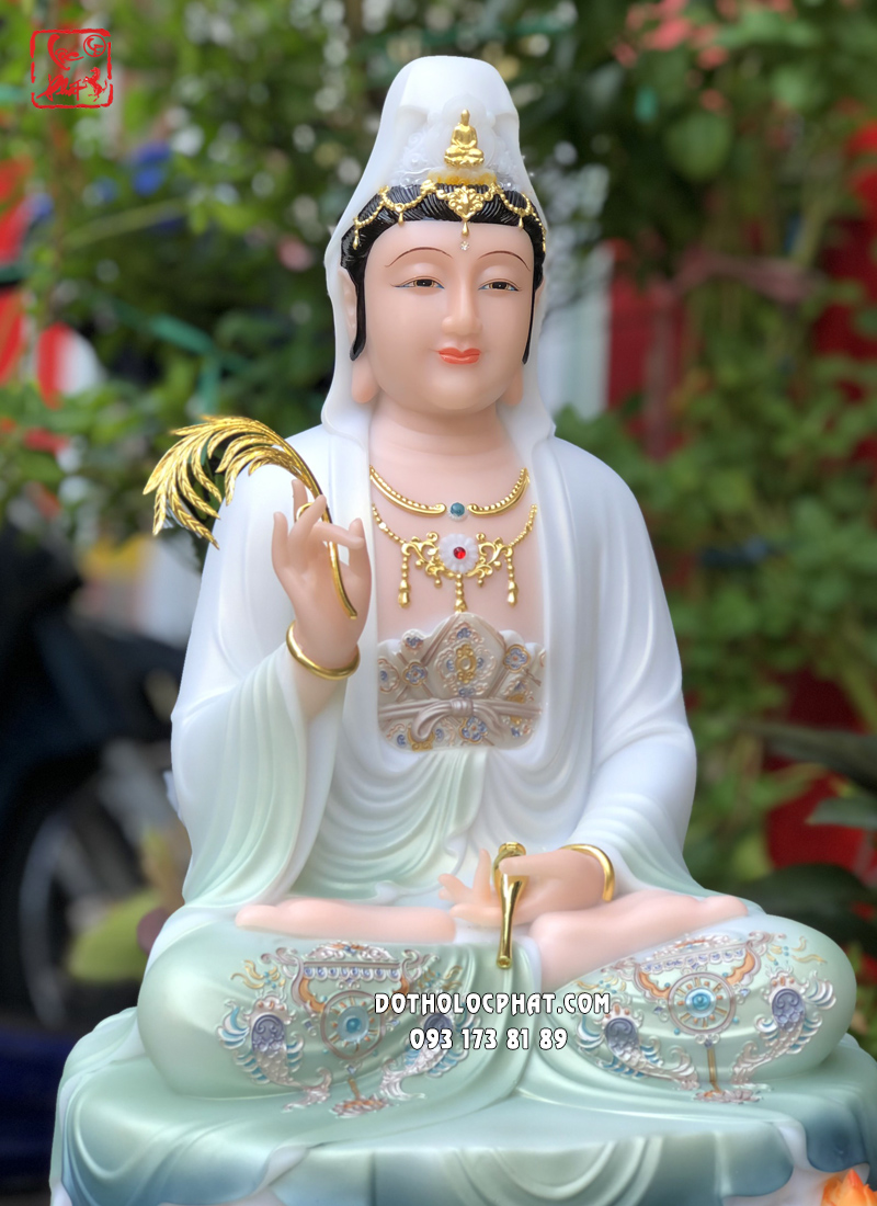 Tượng Quan Âm Bồ Tát áo gấm xanh đế non nước