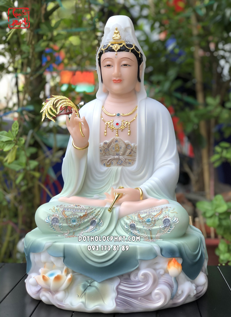 Tượng Quan Âm Bồ Tát áo gấm xanh đế non nước