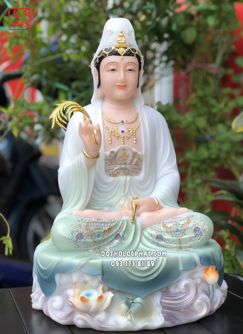 Tượng Quan Âm Bồ Tát áo gấm xanh đế non nước