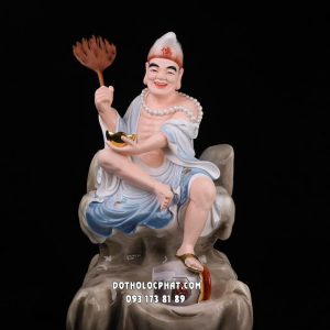 Tượng Tế Công nâng thỏi vàng ngồi bệ đá bằng poly