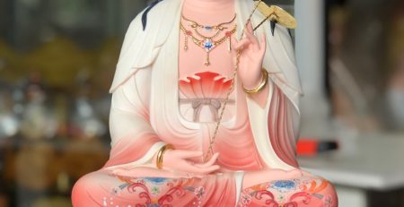 Tượng Đại Thế Chí Bồ Tát áo đỏ bằng poly đế non nước