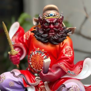 Tượng Chung Quỳ áo gấm đỏ ngồi bệ đá