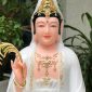 Tượng Quan Âm Bồ Tát trắng đế sen sóng nước