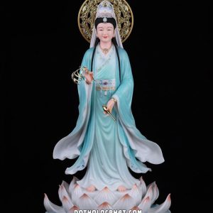 Tượng Quan Âm Bồ Tát đứng trên hoa sen áo màu xanh ngọc bích có hào quang