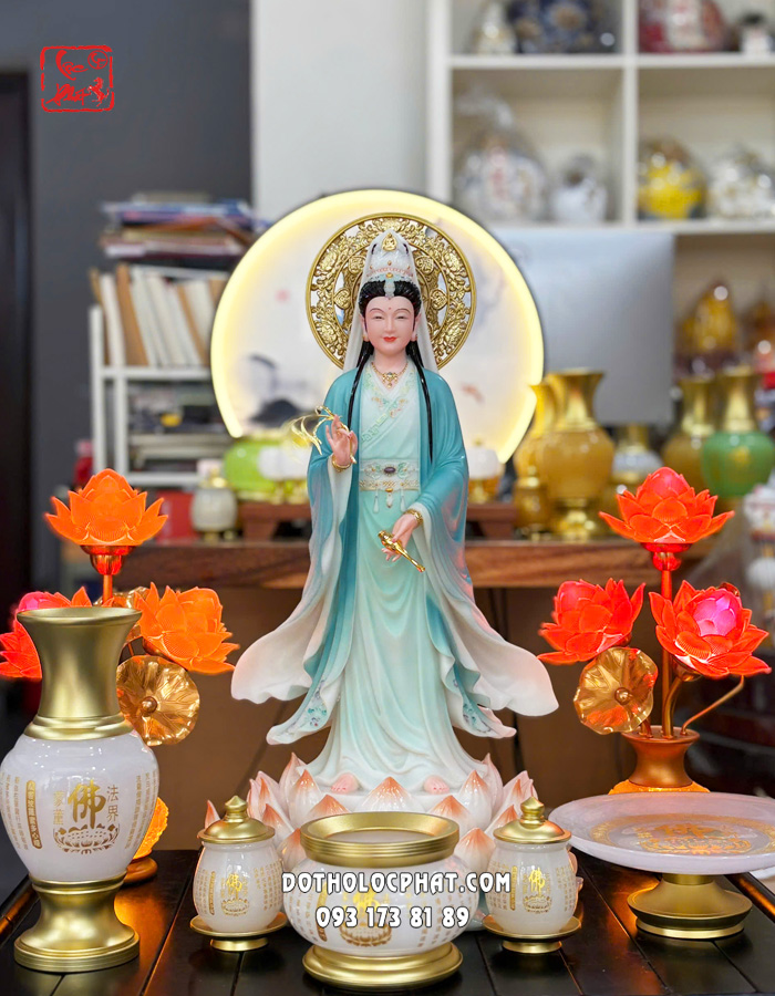 Tượng Quan Âm Bồ Tát đứng trên hoa sen áo màu lam ngọc có hào quang