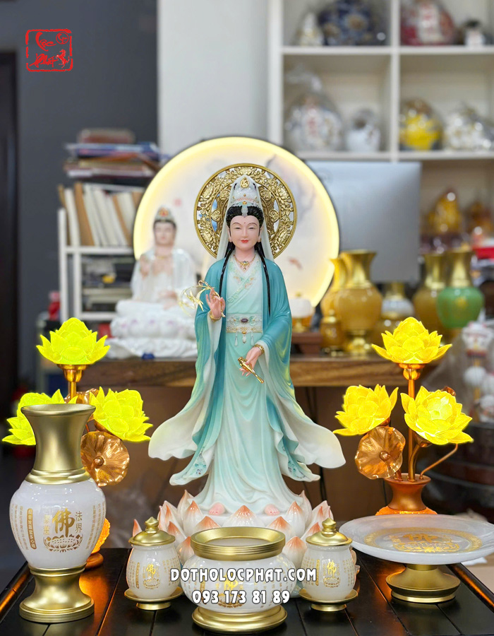 Tượng Quan Âm Bồ Tát đứng trên hoa sen áo màu lam ngọc có hào quang