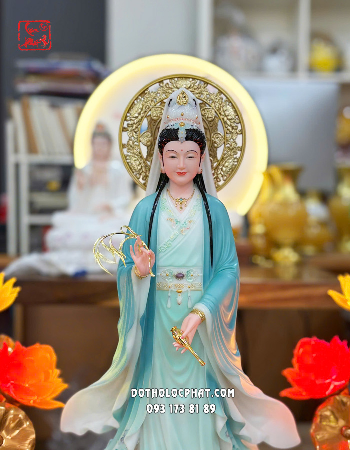 Tượng Quan Âm Bồ Tát đứng trên hoa sen áo màu lam ngọc có hào quang