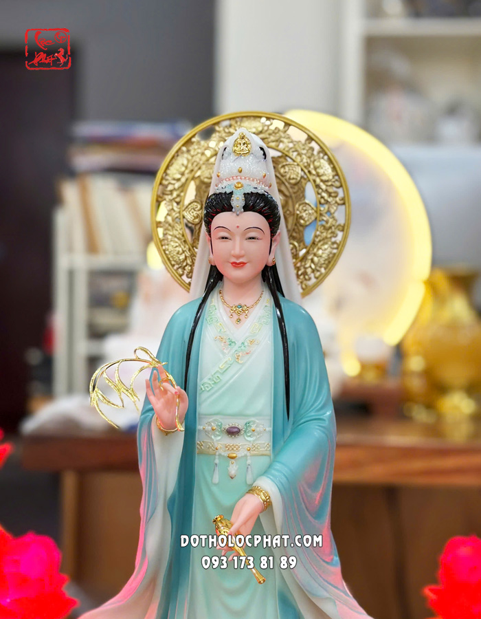Tượng Quan Âm Bồ Tát đứng trên hoa sen áo màu lam ngọc có hào quang