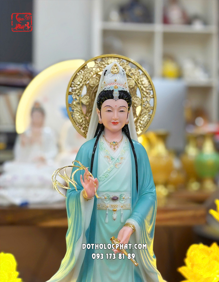 Tượng Quan Âm Bồ Tát đứng trên hoa sen áo màu lam ngọc có hào quang