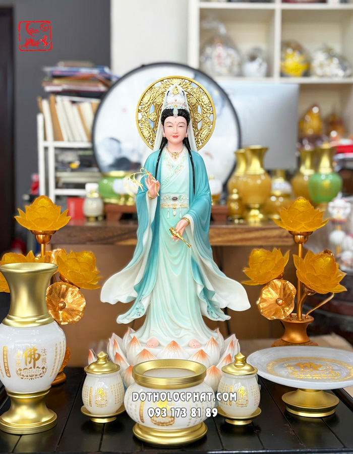 Tượng Quan Âm Bồ Tát đứng trên hoa sen áo màu lam ngọc có hào quang