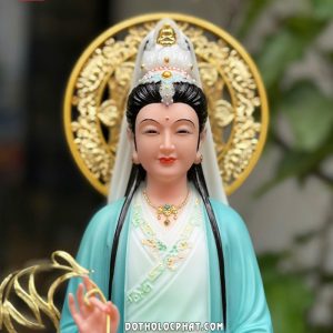 Tượng Quan Âm Bồ Tát đứng trên hoa sen áo màu lam ngọc có hào quang