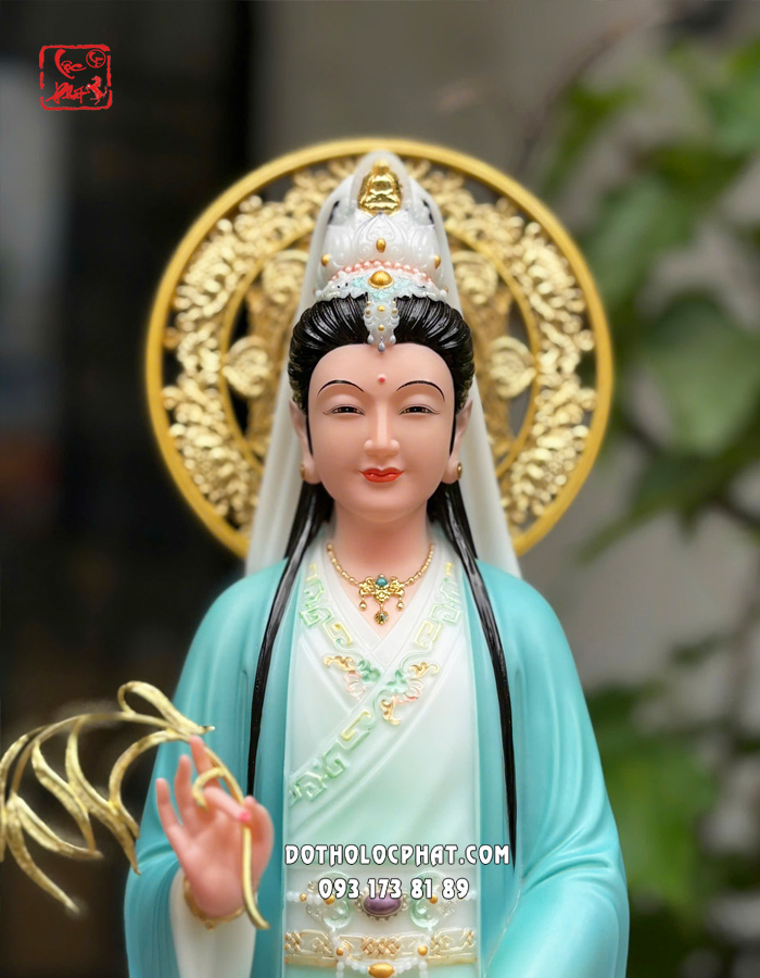 Tượng Quan Âm Bồ Tát đứng trên hoa sen áo màu lam ngọc có hào quang
