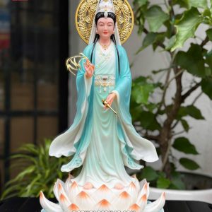 Tượng Quan Âm Bồ Tát đứng trên hoa sen áo màu lam ngọc có hào quang