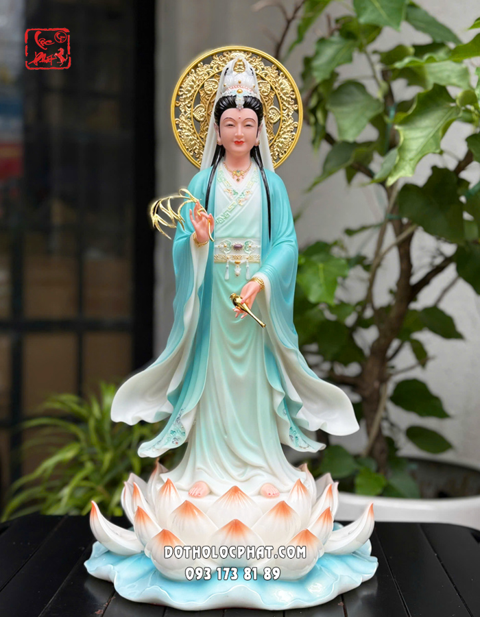 Tượng Quan Âm Bồ Tát đứng trên hoa sen áo màu lam ngọc có hào quang